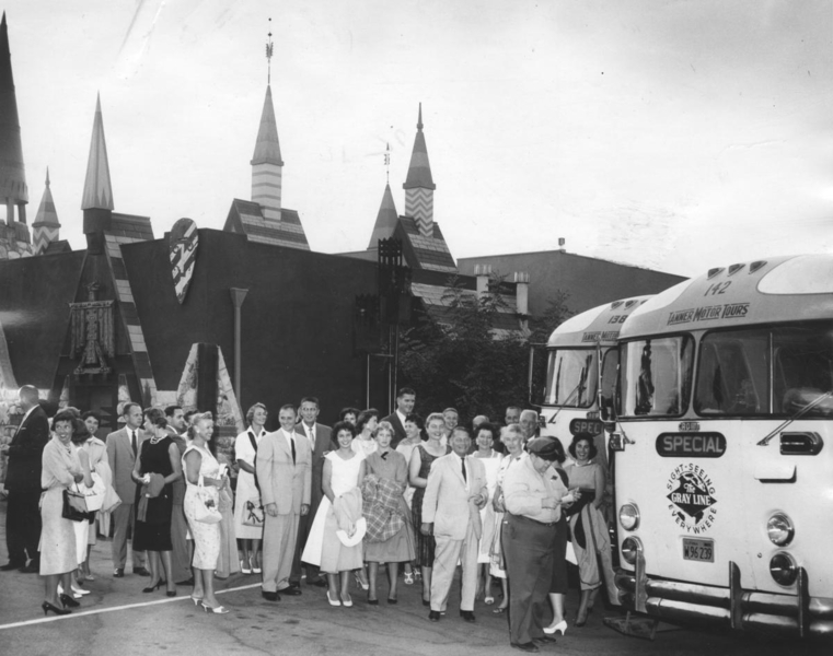 Valley residents board the bus at Queen’s Arms Restaurant in Encino to see pianist Van Cliburn perform at the Bowl. August 1, 1958. (Los Angeles Public Library)