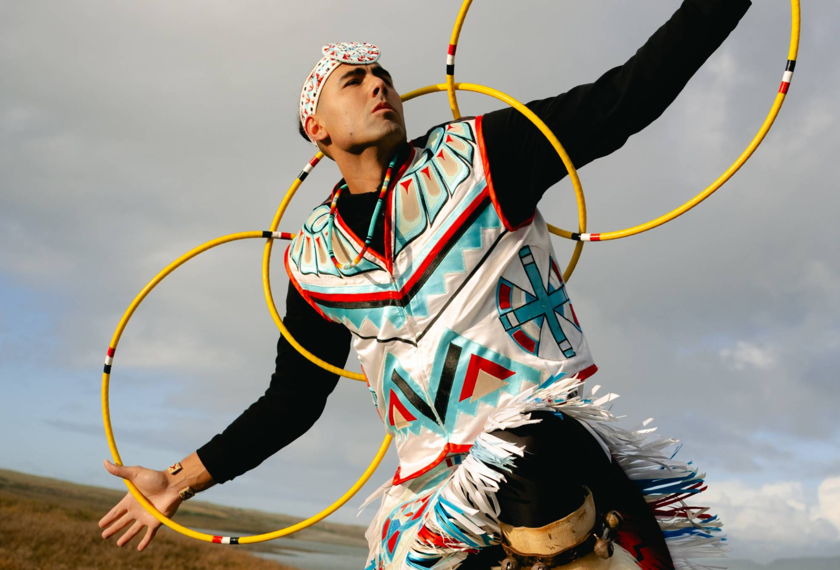 Viaje por Cahuenga: obra de arte sobre la narración y la danza indígenas